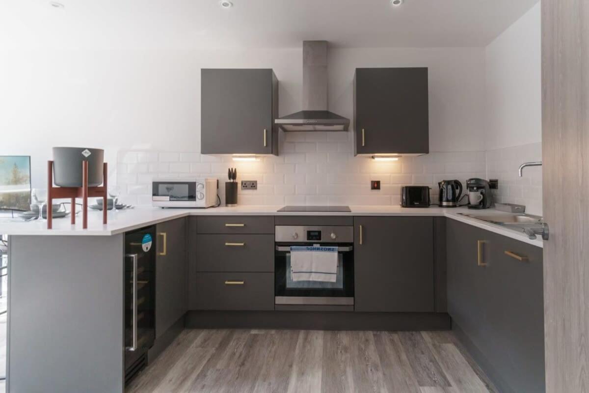 Modern 1 Bedroom Apartment In Preston Centre エクステリア 写真